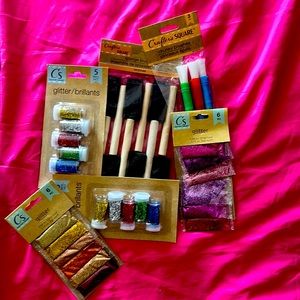 22 Glitter packs, 6 Sponge brushes and 3 Chunky brushes.